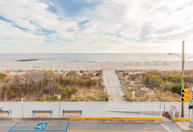 Hotelli La Mer Beachfront Resort