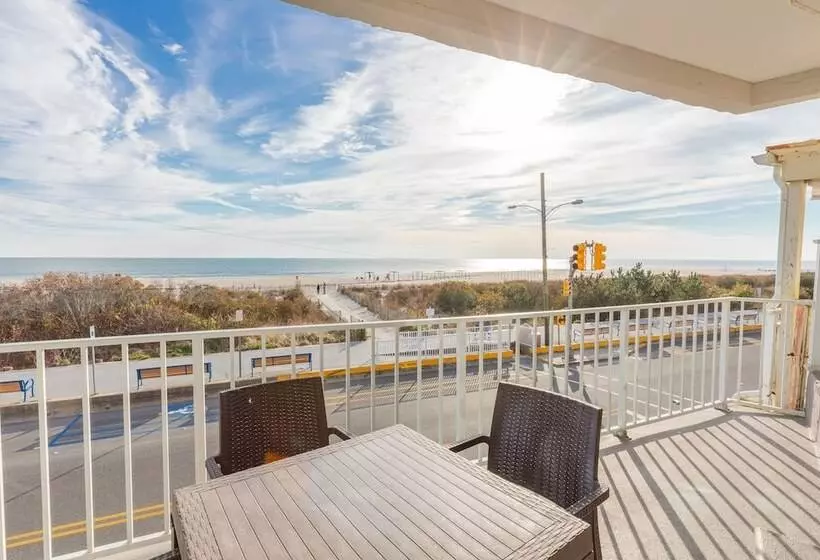 Hotelli La Mer Beachfront Resort