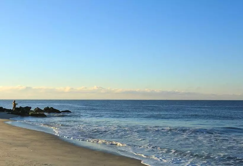 Hotelli La Mer Beachfront Resort