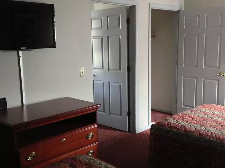 Otel Travelers Inn And Suites