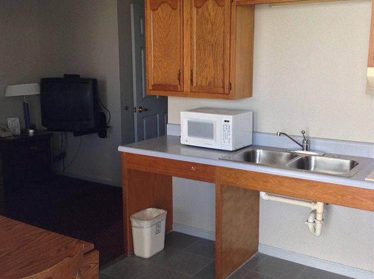 호텔 Travelers Inn And Suites