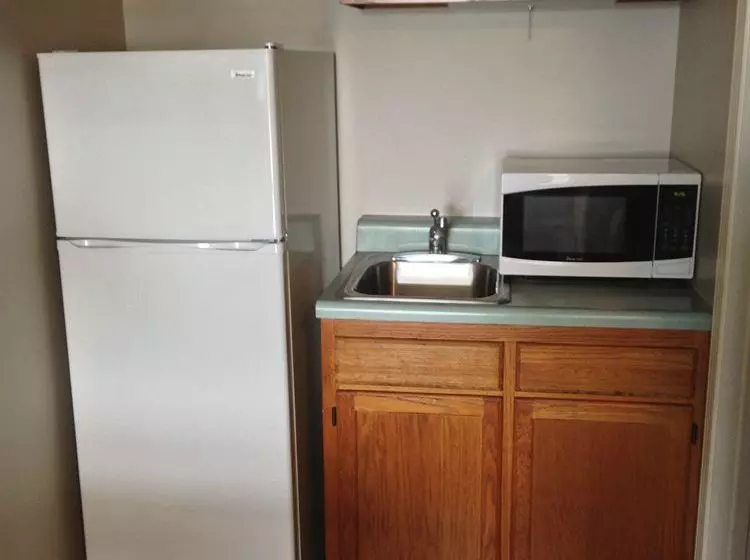 Otel Travelers Inn And Suites