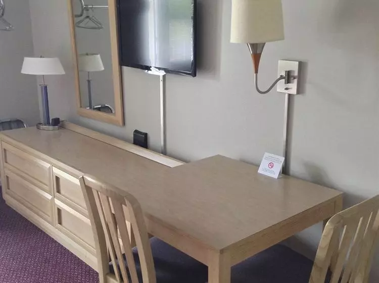 Otel Travelers Inn And Suites