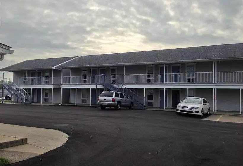 Otel Travelers Inn And Suites