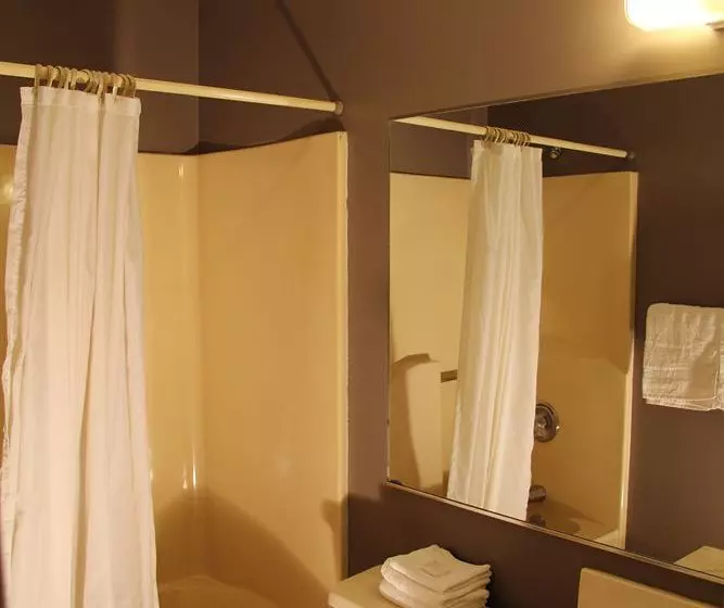 Otel Travelers Inn And Suites