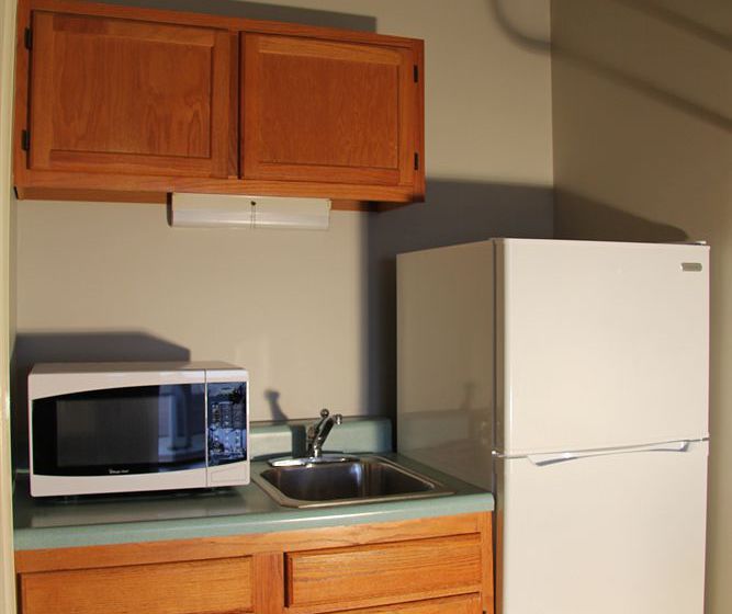 호텔 Travelers Inn And Suites