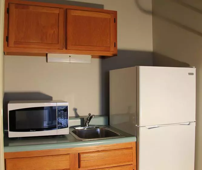 Otel Travelers Inn And Suites