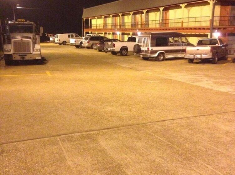 فندق على الطريق Sportsman Inn And Suites