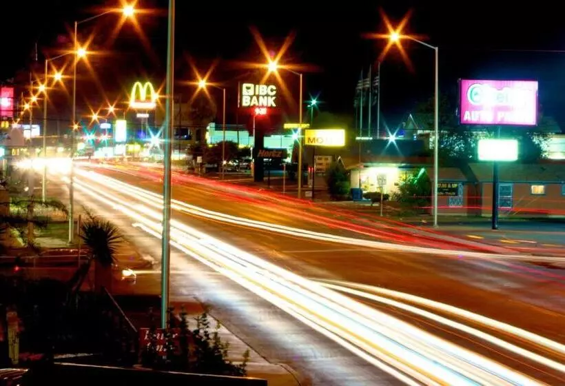 Motel Whispering Palms Inn