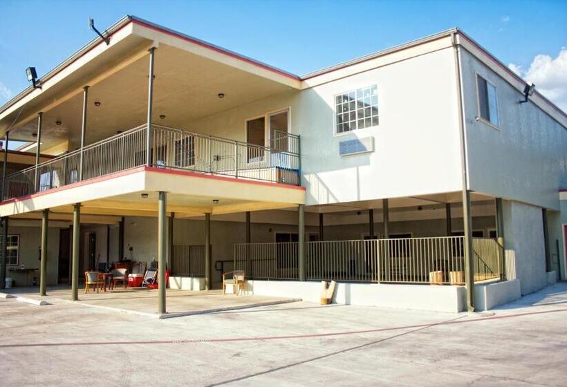 汽车旅馆  Whispering Palms Inn