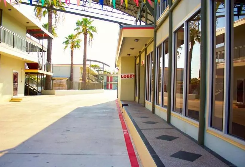 Motel Whispering Palms Inn