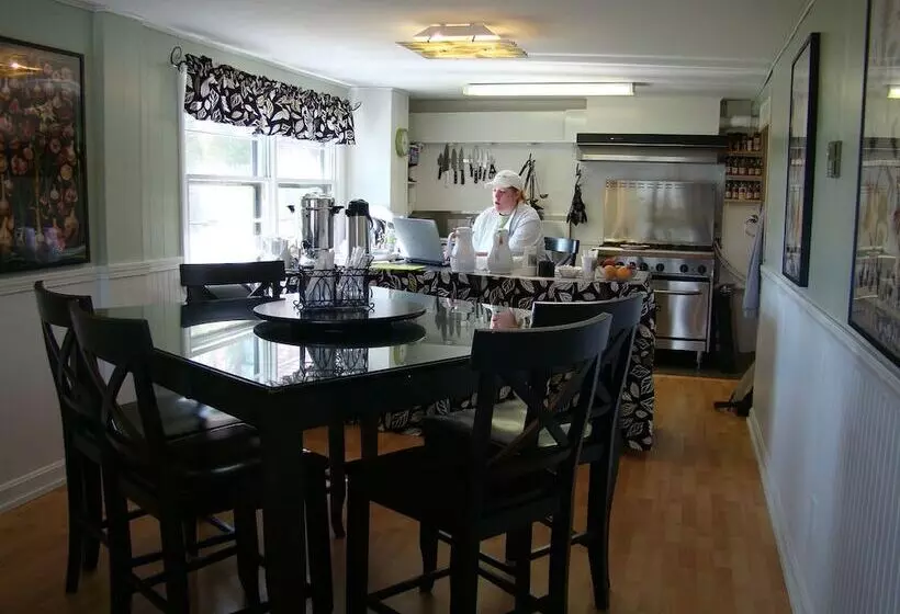 酒店 Bay Leaf Cottages & Bistro