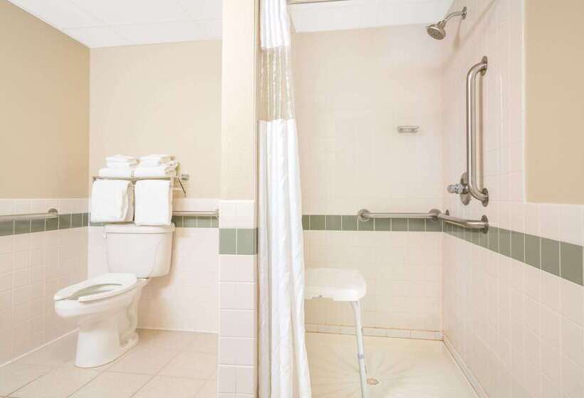 Hotel Baymont By Wyndham Baxter/brainerd Area