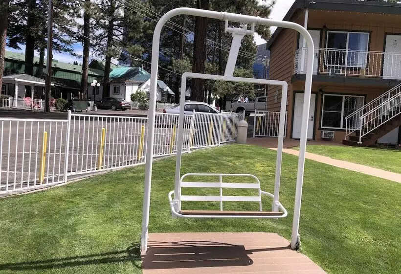 هتل Cedar Inn & Suites