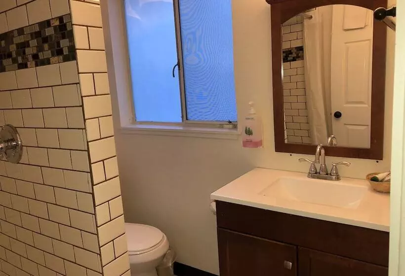 هتل Cedar Inn & Suites