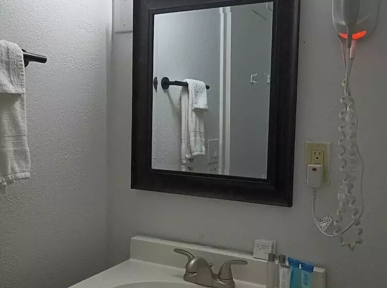 هتل Cedar Inn & Suites