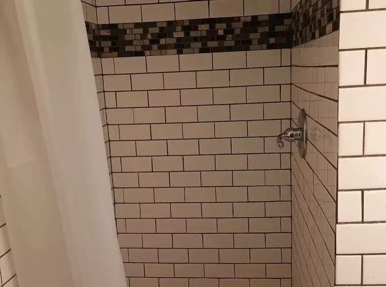 هتل Cedar Inn & Suites