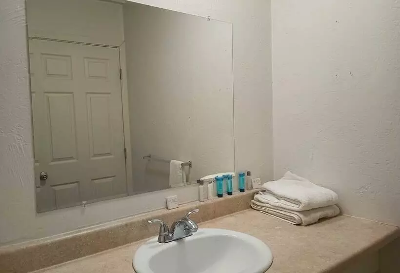 هتل Cedar Inn & Suites