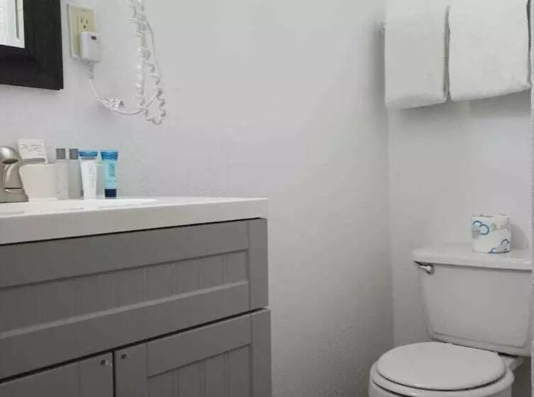 هتل Cedar Inn & Suites