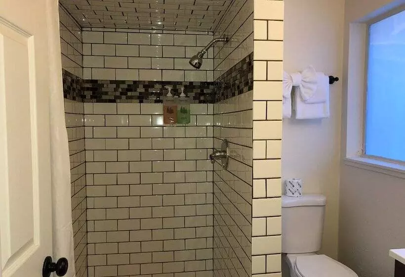 هتل Cedar Inn & Suites