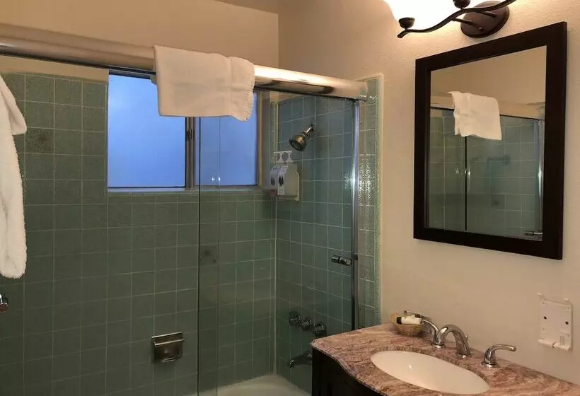 هتل Cedar Inn & Suites