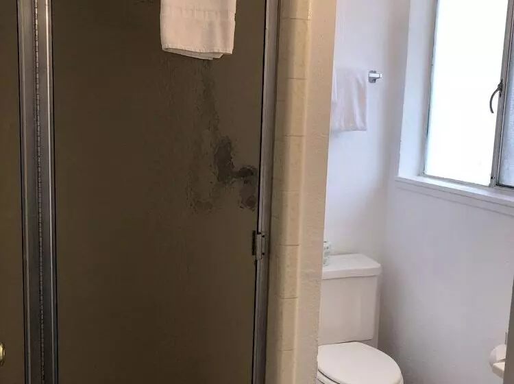 هتل Cedar Inn & Suites