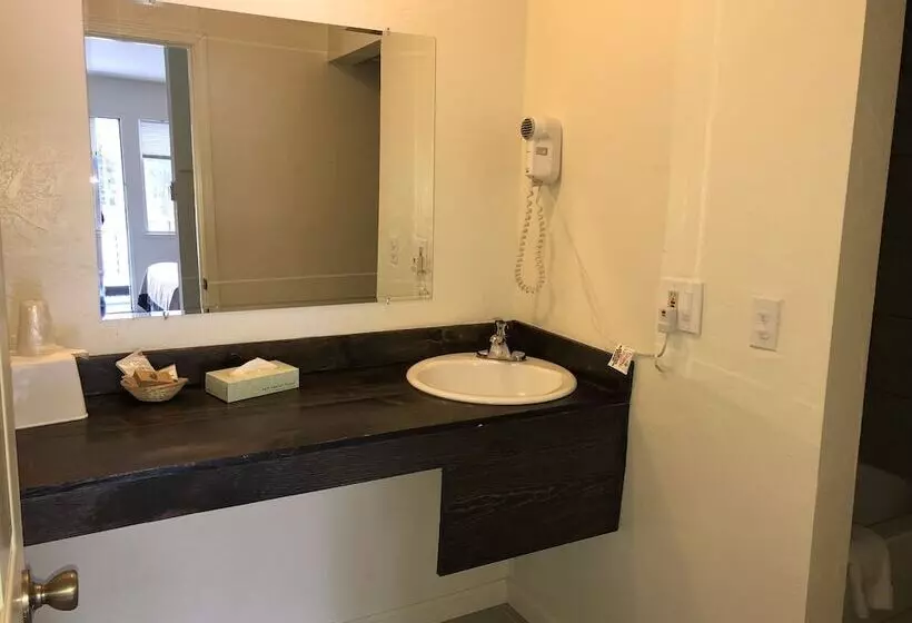 هتل Cedar Inn & Suites