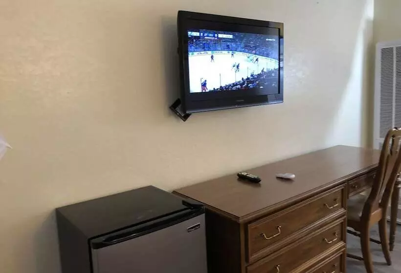 هتل Cedar Inn & Suites