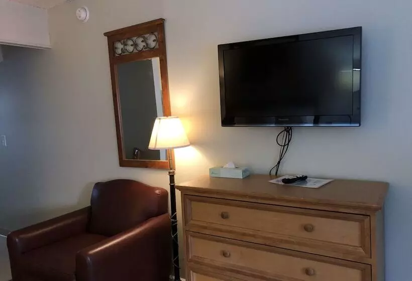 هتل Cedar Inn & Suites