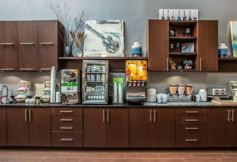 ホテル Quality Suites Nashville Airport