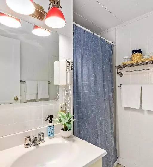 Seascape Motel & Cottages