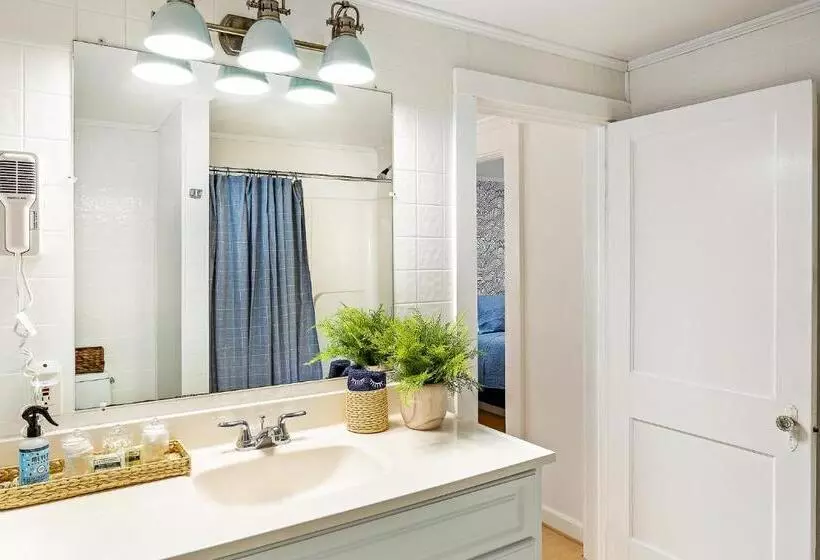 Seascape Motel & Cottages