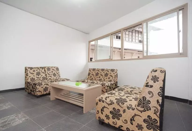 پانسیون Reddoorz Near Jembatan Makalam Jambi
