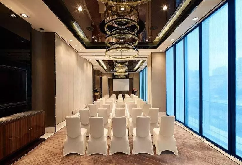 호텔 Regent Shanghai Pudong   Complimentary First Round Minibar Per Stay   Including A Bottle Of Wine