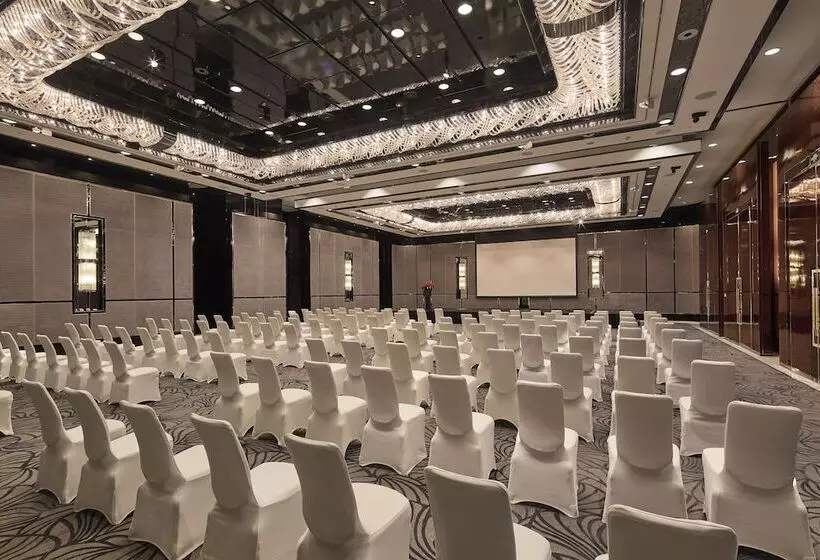 호텔 Regent Shanghai Pudong   Complimentary First Round Minibar Per Stay   Including A Bottle Of Wine