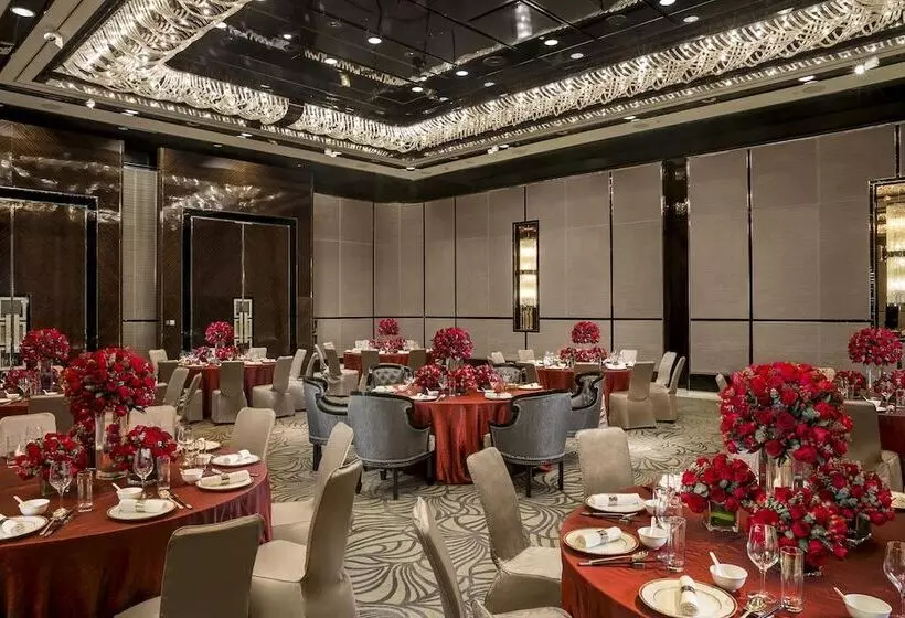 호텔 Regent Shanghai Pudong   Complimentary First Round Minibar Per Stay   Including A Bottle Of Wine