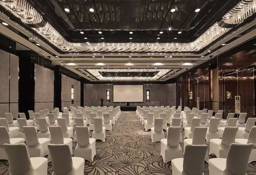 호텔 Regent Shanghai Pudong   Complimentary First Round Minibar Per Stay   Including A Bottle Of Wine