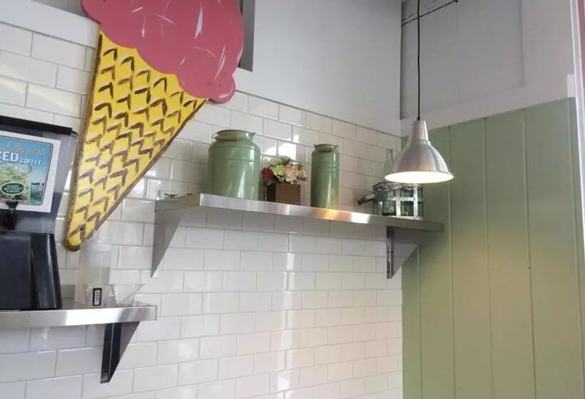 モーテル Holiday Hill Inn & Suites