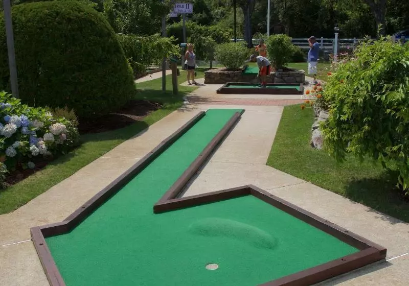 モーテル Holiday Hill Inn & Suites