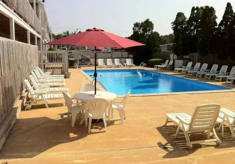 モーテル Holiday Hill Inn & Suites