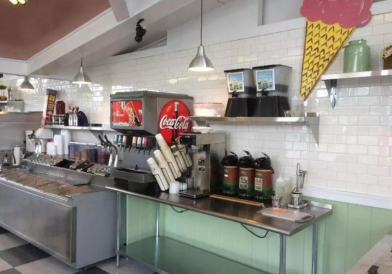 モーテル Holiday Hill Inn & Suites