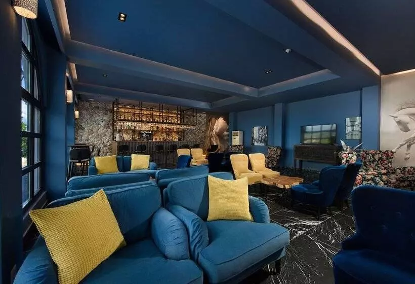 Отель The Royal