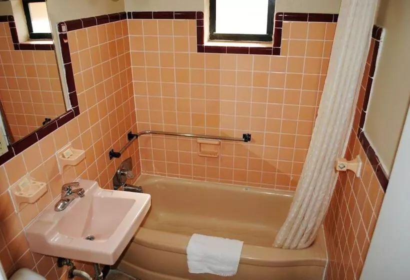 בית מלון כפרי Atlantic Economy Inn