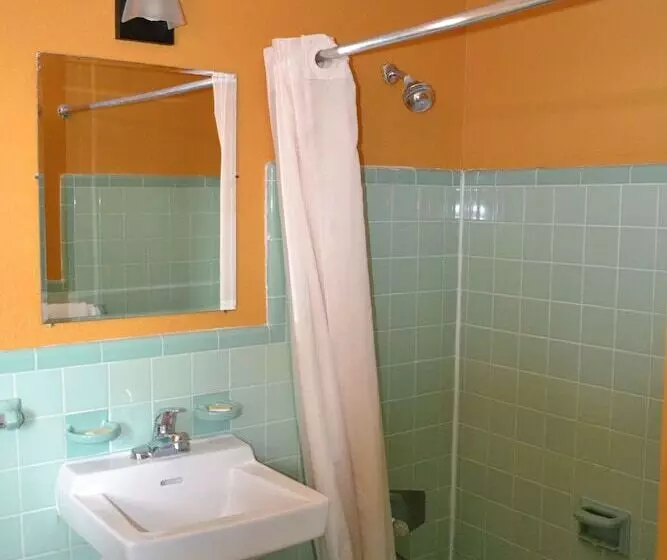 בית מלון כפרי Atlantic Economy Inn