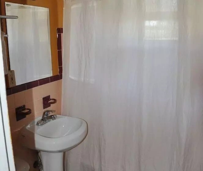 בית מלון כפרי Atlantic Economy Inn