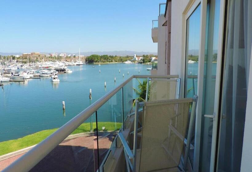 Отель Marina Banderas Suites