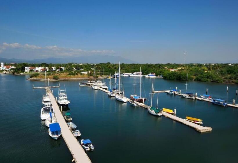 Отель Marina Banderas Suites