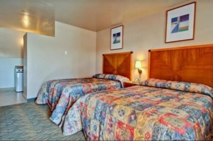 فندق Payless Inn