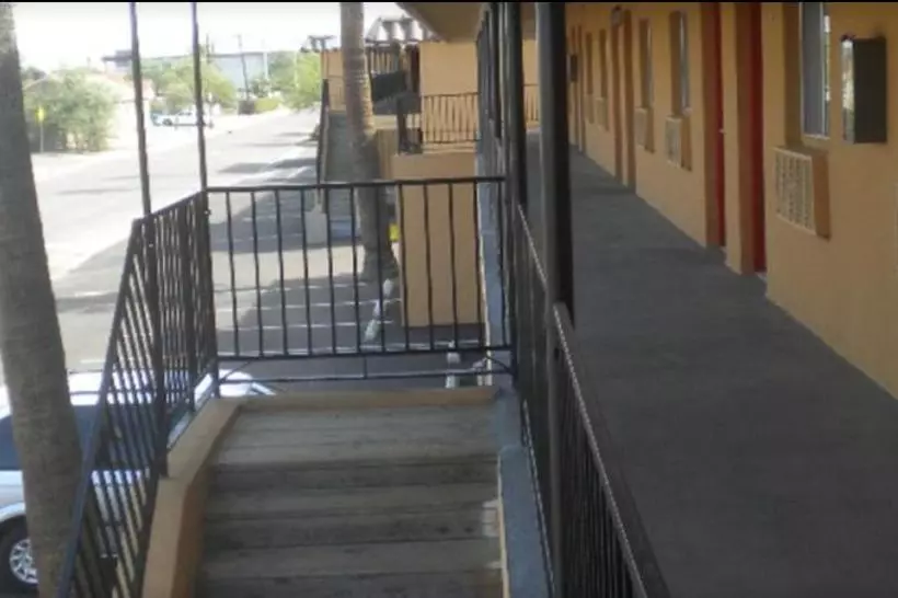 فندق Payless Inn