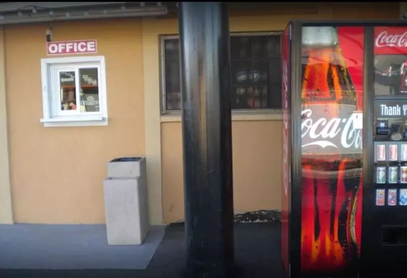 فندق Payless Inn